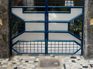 Nora Dobarro - Puerta azul